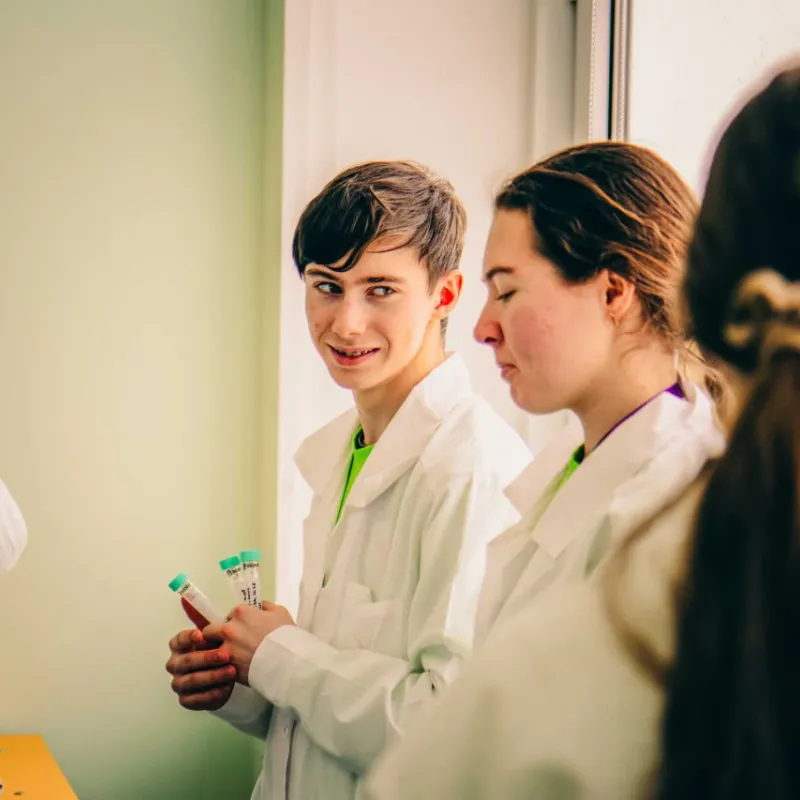 Юные биологи погрузились в мир науки на фестивале «ТехноСтрелка»!