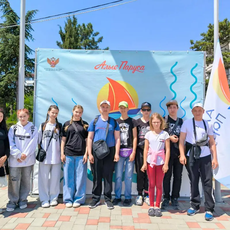 Привет из солнечной Евпатории! 10 нижегородских школьников с ОВЗ доказывают, что нет ничего невозможного и покоряют «Алые паруса»!